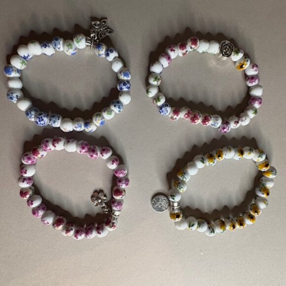 Four delicate stretch bracelets made of ceramic beads - Picture 2 of 6
